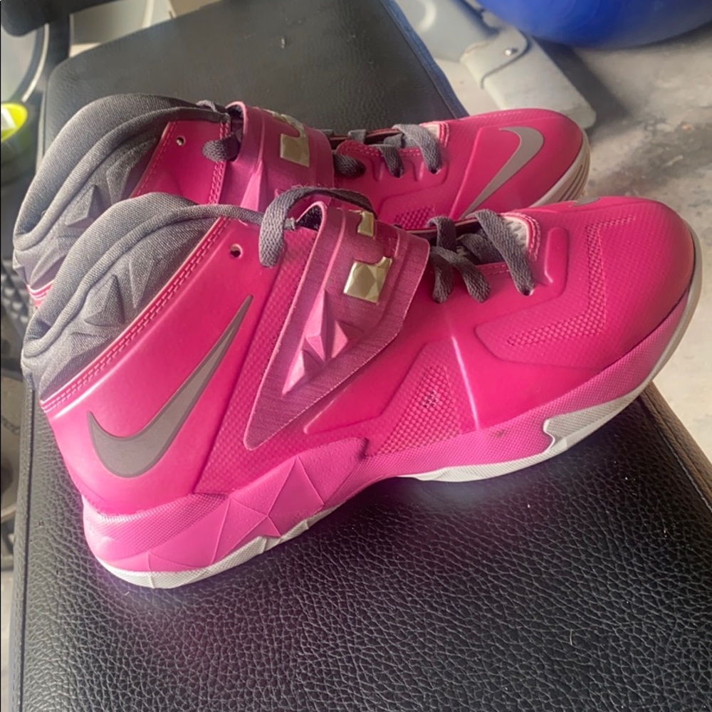 Nike Lebron soldier Breast cancer 7Y
